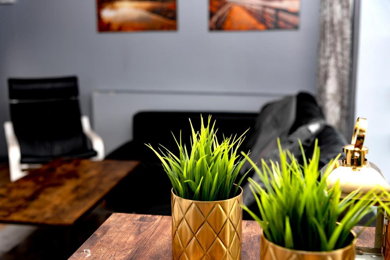 The Penthouse Gathering - Town Centre - Sleeps Up To 16 Wrexham Exteriér fotografie